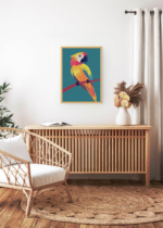 Aranżacja wnętrza, na ścianie wisi plakat w ramce: do pokoju dziecięcego kolorowa papuga tropikalna boho