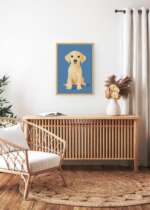 Aranżacja wnętrza, na ścianie wisi plakat w ramce: młody labrador na błękitnym tle do pokoju dziecięcego