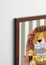 Plakat oprawiony w drewnianą brązową ramkę Vintage Italia: do pokoju dziecięcego lew w piżamie czytający gazetę w fotelu