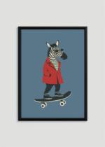 Plakat w drewnianej czarnej ramce: zebra na deskorolce w okularach do pokoju dziecięcego