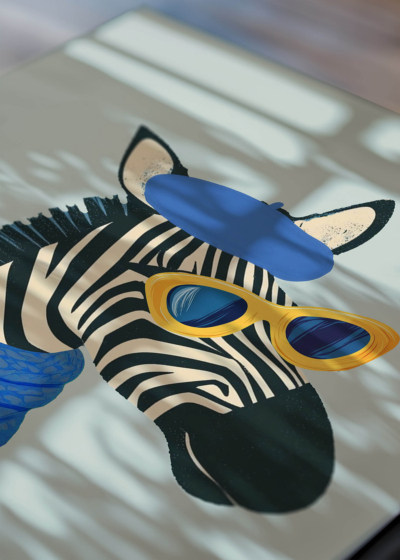 Zbliżenie na detale plakatu: do pokoju dziecięcego zebra w berecie i okularach w stylu paryskim