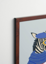 Plakat oprawiony w drewnianą brązową ramkę Vintage Italia: do pokoju dziecięcego zebra w berecie i okularach w stylu paryskim