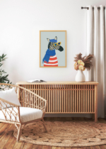 Aranżacja wnętrza, na ścianie wisi plakat w ramce: do pokoju dziecięcego zebra w berecie i okularach w stylu paryskim