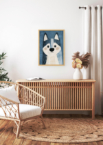Aranżacja wnętrza, na ścianie wisi plakat w ramce: husky pies na błekitnym tle do pokoju dziecięcego