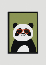 Plakat w drewnianej czarnej ramce: panda w pomarańczowych okularach na zielonym tle do pokoju dziecięcego