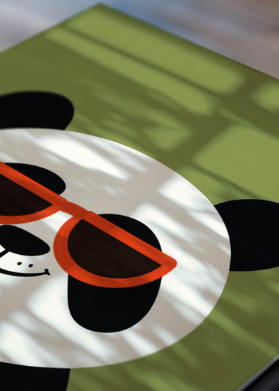 Zbliżenie na detale plakatu: panda w pomarańczowych okularach na zielonym tle do pokoju dziecięcego