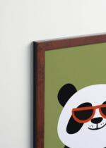 Plakat oprawiony w drewnianą brązową ramkę Vintage Italia: panda w pomarańczowych okularach na zielonym tle do pokoju dziecięcego