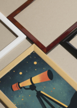 Widok z góry na cztery drewniane ramki, w jednej z nich oprawiony plakat astronomiczny teleskop wśród gwiazd do pokoju dziecięcego