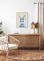 Aranżacja wnętrza, na ścianie wisi plakat w ramce: królik w koszulce w paski retro do pokoju dziecięcego