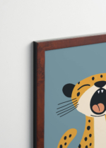Plakat oprawiony w drewnianą brązową ramkę Vintage Italia: minimalistyczny gepard na błękitnym tle do pokoju dziecięcego