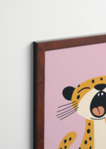Plakat oprawiony w drewnianą brązową ramkę Vintage Italia: gepard na różowym tle do pokoju dziecięcego