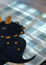 Zbliżenie na detale plakatu: do pokoju dziecięcego czarny dinozaur triceratops