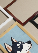 Widok z góry na cztery drewniane ramki, w jednej z nich oprawiony plakat husky pies na niebieskim tle skandynawski do pokoju dziecięcego