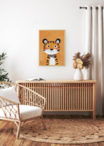 Aranżacja wnętrza, na ścianie wisi plakat w ramce: słodki tygrys w stylu boho do pokoju dziecięcego