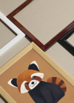Widok z góry na cztery drewniane ramki, w jednej z nich oprawiony plakat panda ruda ilustracja do pokoju dziecięcego