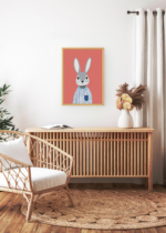 Aranżacja wnętrza, na ścianie wisi plakat w ramce: dla dzieci królik w koszuli w paski na łososiowym tle vintage