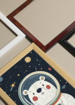 Widok z góry na cztery drewniane ramki, w jednej z nich oprawiony plakat do pokoju dziecięcego miś astronauta w kosmosie dla dzieci
