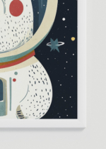 Zbliżenie na detale plakatu oprawionego w drewnianą białą ramkę od Plakatello®: do pokoju dziecięcego miś astronauta w kosmosie dla dzieci