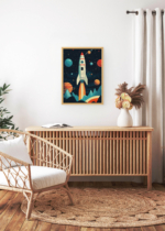 Aranżacja wnętrza, na ścianie wisi plakat w ramce: rakieta w stylu retro w kosmosie vintage do pokoju dziecięcego