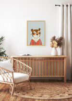 Aranżacja wnętrza, na ścianie wisi plakat w ramce: do pokoju dziecięcego tygrys w koszuli w paski vintage