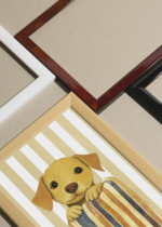 Widok z góry na cztery drewniane ramki, w jednej z nich oprawiony plakat szczeniak golden retriever vintage do pokoju dziecięcego