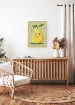 Aranżacja wnętrza, na ścianie wisi plakat w ramce: urocza gruszka z uśmiechem do pokoju dziecięcego lub kuchni