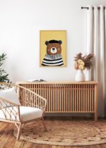 Aranżacja wnętrza, na ścianie wisi plakat w ramce: miś w berecie francuskim vintage do pokoju dziecięcego