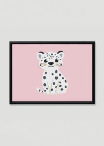 Plakat w drewnianej czarnej ramce: dziecięcy leopard na różowym tle styl skandynawski