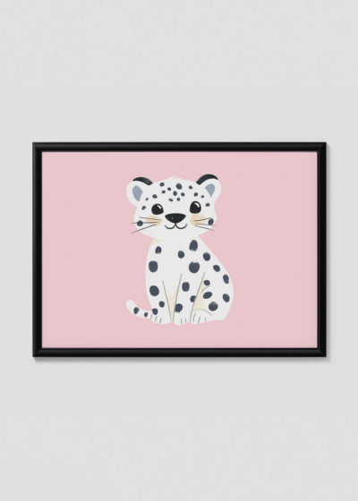 Plakat w drewnianej czarnej ramce: dziecięcy leopard na różowym tle styl skandynawski