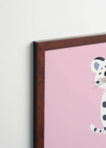 Plakat oprawiony w drewnianą brązową ramkę Vintage Italia: dziecięcy leopard na różowym tle styl skandynawski
