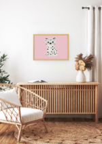 Aranżacja wnętrza, na ścianie wisi plakat w ramce: dziecięcy leopard na różowym tle styl skandynawski