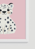 Zbliżenie na detale plakatu oprawionego w drewnianą białą ramkę od Plakatello®: dziecięcy leopard na różowym tle styl skandynawski