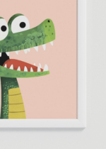 Zbliżenie na detale plakatu oprawionego w drewnianą białą ramkę od Plakatello®: sympatyczny dinozaur T-Rex do pokoju dziecięcego