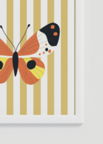 Zbliżenie na detale plakatu oprawionego w drewnianą białą ramkę od Plakatello®: motyl dziecięcy geometryczny boho skandynawski