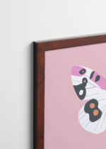 Plakat oprawiony w drewnianą brązową ramkę Vintage Italia: motyl na różowym tle minimalistyczny do pokoju dziecięcego