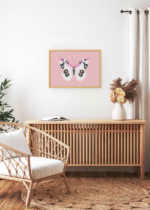 Aranżacja wnętrza, na ścianie wisi plakat w ramce: motyl na różowym tle minimalistyczny do pokoju dziecięcego