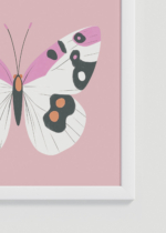 Zbliżenie na detale plakatu oprawionego w drewnianą białą ramkę od Plakatello®: motyl na różowym tle minimalistyczny do pokoju dziecięcego