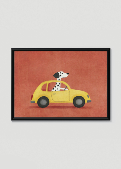Plakat w drewnianej czarnej ramce: dalmatyńczyk w żółtym aucie retro do pokoju dziecięcego