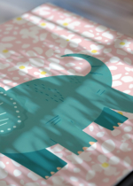Zbliżenie na detale plakatu: dinozaur triceratops retro do pokoju dziecięcego