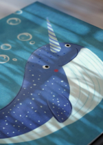 Zbliżenie na detale plakatu: narwal niebieski ocean do pokoju dziecięcego