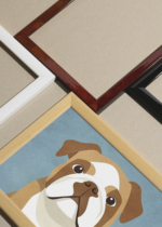 Widok z góry na cztery drewniane ramki, w jednej z nich oprawiony plakat buldog angielski minimalistyczny geometryczny dziecięcy