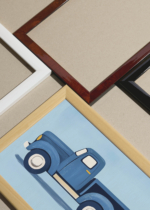 Widok z góry na cztery drewniane ramki, w jednej z nich oprawiony plakat samochód vintage pickup niebieski dla dzieci retro