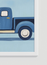 Zbliżenie na detale plakatu oprawionego w drewnianą białą ramkę od Plakatello®: samochód vintage pickup niebieski dla dzieci retro