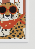 Zbliżenie na detale plakatu oprawionego w drewnianą białą ramkę od Plakatello®: do pokoju dziecięcego gepard w okularach skandynawski