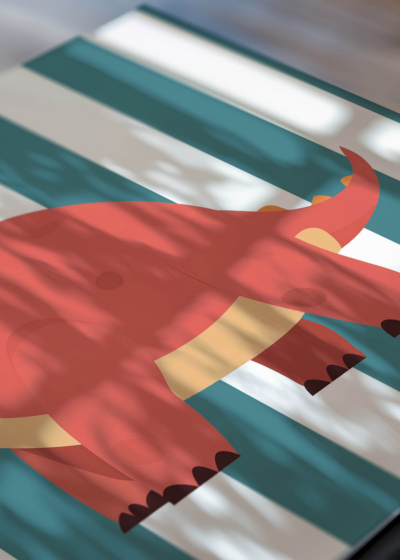 Zbliżenie na detale plakatu: dinozaur triceratops do pokoju dziecięcego koralowy skandynawski