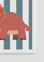 Zbliżenie na detale plakatu oprawionego w drewnianą białą ramkę od Plakatello®: dinozaur triceratops do pokoju dziecięcego koralowy skandynawski