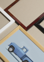 Widok z góry na cztery drewniane ramki, w jednej z nich oprawiony plakat niebieski samochód pickup retro dla dzieci vintage truck