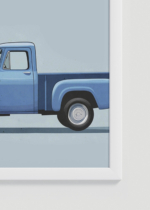 Zbliżenie na detale plakatu oprawionego w drewnianą białą ramkę od Plakatello®: niebieski samochód pickup retro dla dzieci vintage truck