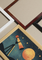 Widok z góry na cztery drewniane ramki, w jednej z nich oprawiony plakat astronomiczny teleskop kosmos planeta do pokoju dziecięcego