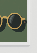 Zbliżenie na detale plakatu oprawionego w drewnianą białą ramkę od Plakatello®: okulary przeciwsłoneczne na zielonym tle retro